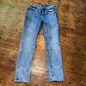 Silver distressed acid wash Avery Straight 30x31 jeans